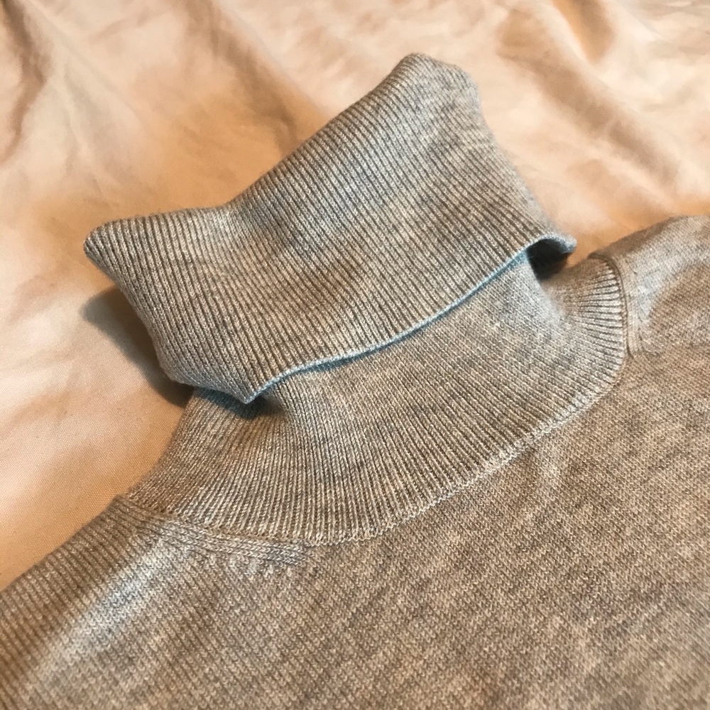 Banana Republic grey turtleneck sweater! - Picture 3 of 4